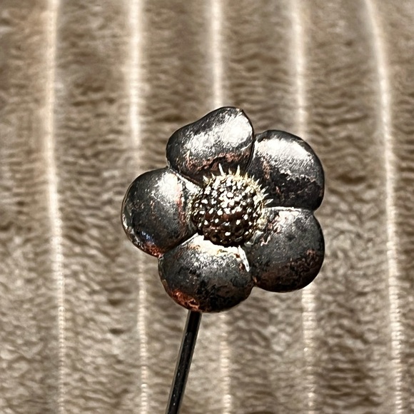 Pair of Vintage Forged Steel Flower Pins – Versatile for Hair, Hats or Clothing - Picture 4 of 17